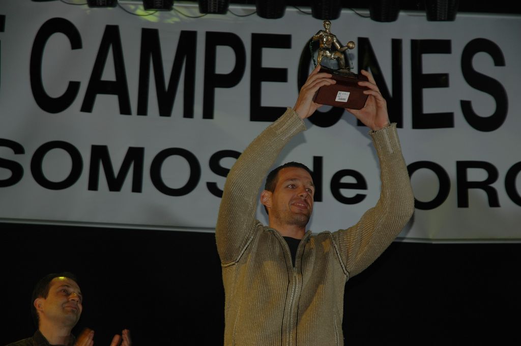 Carles mostrando el Trofeo al Mejor Jugador de Palencia Baloncesto